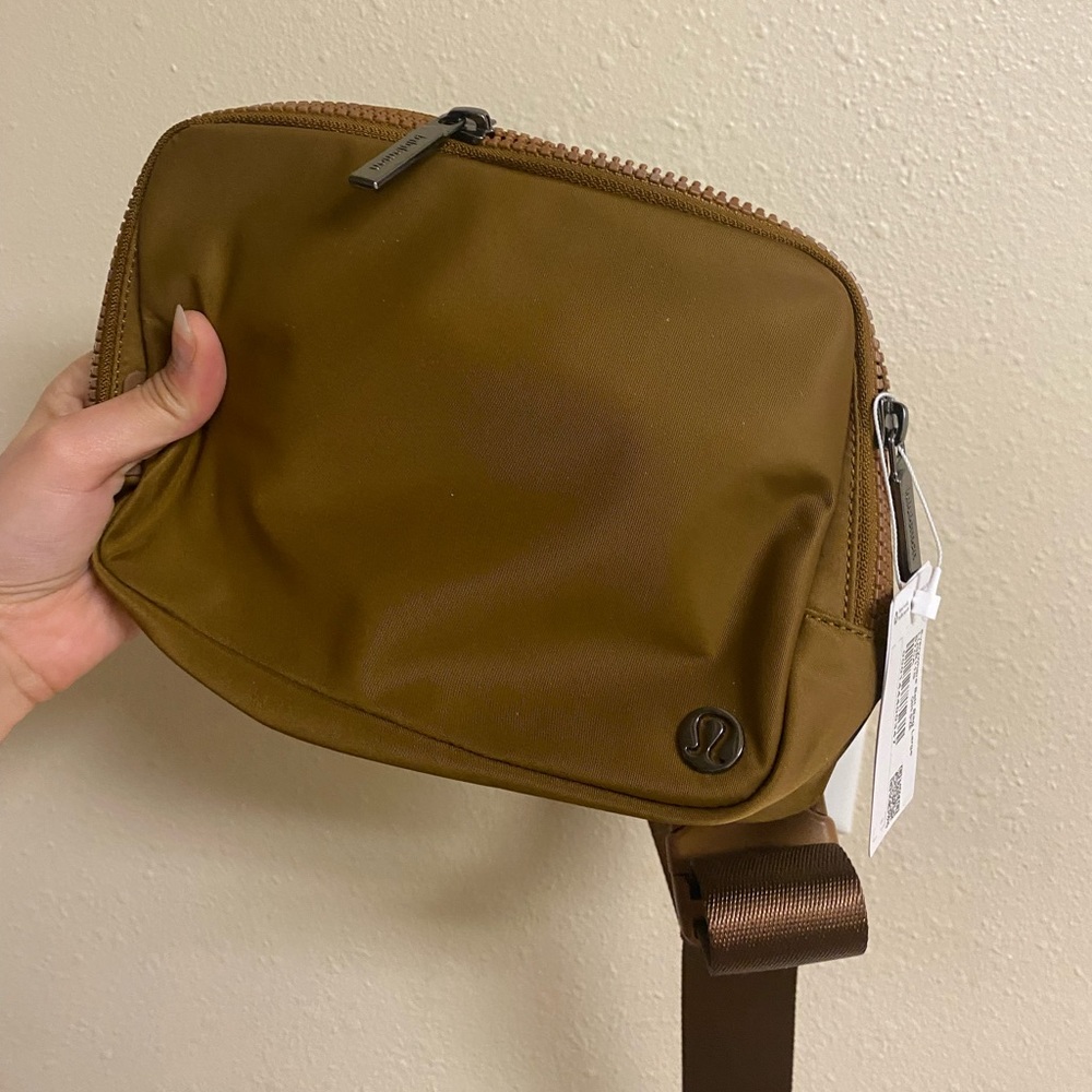 Lululemon belt bag 2L, olive green